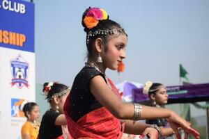 nuovo delhi, India - luglio 01 2023 - bharathanatyam indiano classico odissi ballerini l'esecuzione a palcoscenico. bellissimo indiano ragazza ballerini nel il posizione di indiano danza. indiano classico danza bharatanatyam foto