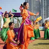 nuovo delhi, India - luglio 01 2023 - bharathanatyam indiano classico odissi ballerini l'esecuzione a palcoscenico. bellissimo indiano ragazza ballerini nel il posizione di indiano danza. indiano classico danza bharatanatyam foto