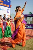 nuovo delhi, India - luglio 01 2023 - bharathanatyam indiano classico odissi ballerini l'esecuzione a palcoscenico. bellissimo indiano ragazza ballerini nel il posizione di indiano danza. indiano classico danza bharatanatyam foto