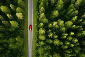 aereo Visualizza di un' rosso auto su il strada nel il foresta, aereo Visualizza di rosso auto con un' tetto cremagliera su un' verde estate foresta nazione strada nel Finlandia, ai generato foto