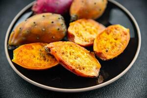 spinoso Pera esotico fresco frutta fichi de barbarie gustoso aperitivo pasto cibo merenda su il tavolo foto