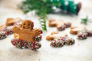 Pan di zenzero uomo Natale Pan di zenzero biscotti cannella, vaniglia, Zenzero Natale dolce dolce vacanza cottura al forno trattare nuovo anno e celebrazione pasto cibo merenda su il tavolo foto