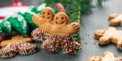 Pan di zenzero uomo Natale Pan di zenzero biscotti dolce dolce vacanza cottura al forno trattare nuovo anno e celebrazione pasto cibo merenda su il tavolo copia spazio cibo sfondo foto