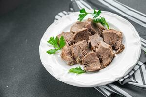 lingua Maiale carne cucinato fresco pasto mangiare cucinando aperitivo cibo merenda su il tavolo copia spazio cibo sfondo foto