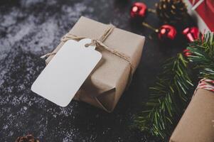 scatole regalo con piccoli regali su cemento nero foto