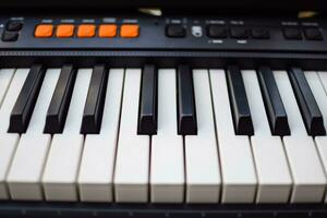 avvicinamento di pianoforte chiavi. pianoforte nero e bianca chiavi e pianoforte tastiera musicale strumento posto a il casa balcone durante soleggiato giorno. foto