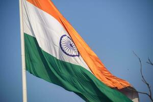 sventolando la bandiera indiana, bandiera dell'india, bandiera indiana che svolazza in alto a connaught place con orgoglio nel cielo blu, bandiera indiana, har ghar tiranga, sventolando la bandiera indiana foto