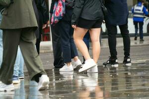 persone siamo a piedi a principale shopping centro di centro città centro di luton città, Inghilterra grande Gran Bretagna UK. Immagine catturato su agosto 2°, 2023 foto