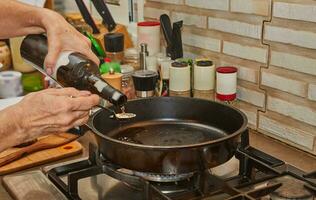 capocuoco versa bianca vino a partire dal bottiglia in frittura padella foto