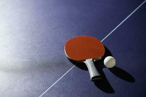 tavolo tennis racchetta su il blu ping pong tavolo foto