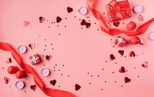 sfondo di san valentino con candele, regali, cuori e coriandoli foto