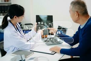 medico lavori con mobile dispositivi su il Internet nel il ufficio. su ologramma moderno virtuale icona foto