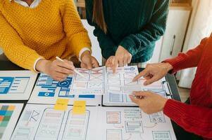 asiatico uomo d'affari e donna persone incontro nel ufficio. dipendente brainstorming e opera come squadra, Piano e discutere progetto di punto su carta e tavoletta. foto