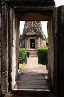 parco storico di phimai sotto il cielo blu foto