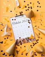 calendario ottobre 2021 con coriandoli, cappelli di compleanno foto