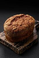 delizioso fresco croccante Marrone pane con semi e cereali foto