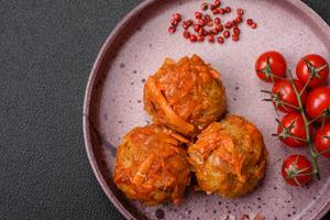 delizioso fresco Polpette a partire dal tritato carne o pesce con pomodoro salsa foto