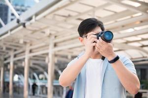 i turisti asiatici sono in piedi, scattano foto con un turista