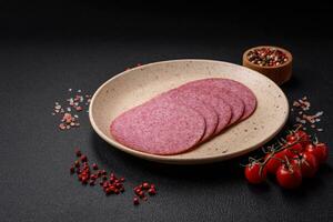 delizioso affumicato salame salsiccia con sale, spezie e erbe aromatiche foto