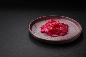 delizioso speziato rosa cavolo affettato e cucinato nel coreano stile su un' ceramica piatto foto