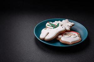 bellissimo Natale Pan di zenzero biscotti su un' il giro ceramica piatto foto