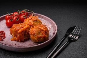 delizioso fresco Polpette a partire dal tritato carne o pesce con pomodoro salsa foto