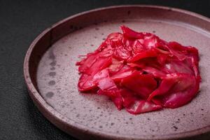 delizioso speziato rosa cavolo affettato e cucinato nel coreano stile su un' ceramica piatto foto