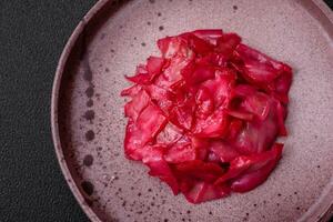 delizioso speziato rosa cavolo affettato e cucinato nel coreano stile su un' ceramica piatto foto
