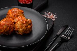 delizioso fresco Polpette a partire dal tritato carne o pesce con pomodoro salsa foto