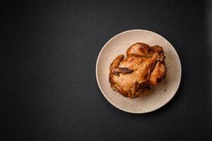 croccante delizioso totale al forno pollo con la verdura, sale e spezie foto