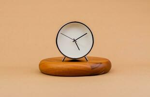 moderno allarme orologio posto su un' di legno Piano tempo orologio, notifiche, allarmi tempo e opera concetto foto
