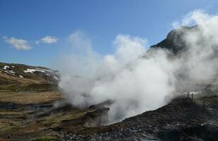 fumarole nel un' geotermicamente attivo la zona di Islanda foto