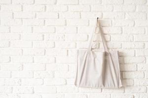 mock up tote bag eco hipster tessuto di cotone bianco su muro di mattoni bianchi foto