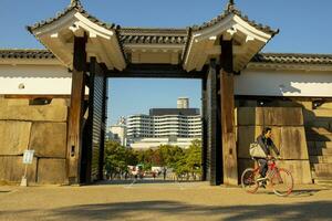 osaka Giappone - 7 novembre 2018 - non identificato persone equitazione bicicletta passaggio attraverso iscrizione porta per osaka castello uno di maggior parte popolare in viaggio destinazione nel osaka città Giappone foto