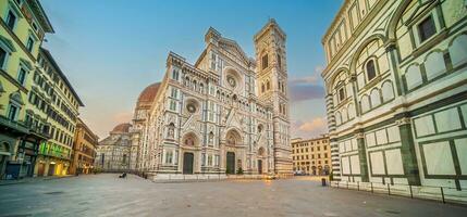 piazza del duomo e Cattedrale di Santa maria del fiore nel centro Firenze, Italia foto