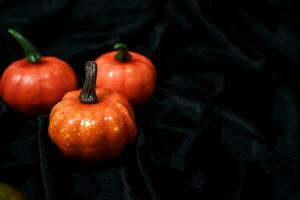 Halloween decorazioni sfondo. Halloween pauroso zucca testa su di legno tavolo Halloween vacanza concetto foto