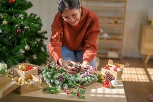 donna fabbricazione vischio ghirlanda Natale ghirlanda decorazione con mano fatto Fai da te inverno verdura fioraio mani fabbricazione Natale ghirlanda bellissimo vischio. foto