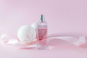 elegante bottiglia di Da donna profumo su rosa sfondo tra elegante Natale palle. vuoto bottiglia modello. presentazione di il fragranza. foto
