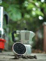 moka pentola caffè creatore casa bevanda piccolo e bene sentire nel giardino e di legno tavolo foto