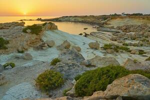 il pietra costa di il mediterraneo mare a tramonto. foto