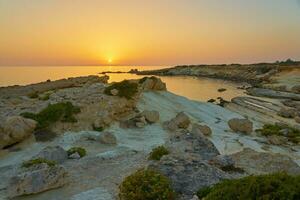 il pietra costa di il mediterraneo mare a tramonto. foto