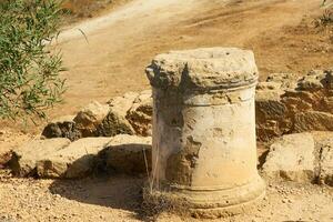 un antico pietra colonna su vicino con un' sfocato sfondo. foto