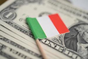 bandiera italia su noi america dollaro banconote denaro, concetto di finanza.
