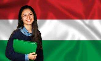 adolescente alunno sorridente al di sopra di ungherese bandiera foto