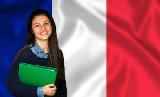 adolescente alunno sorridente al di sopra di francese bandiera foto