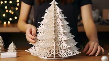 donna assemblaggio intricato bianca carta albero su di legno tavolo foto