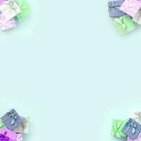 emorroidi di un' piccolo colorato regalo scatole con nastri bugie su un' viola sfondo. minimalismo piatto posare superiore Visualizza modello foto