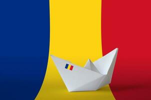 Romania bandiera raffigurato su carta origami nave avvicinamento. fatto a mano arti concetto foto