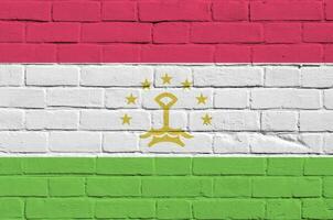 tagikistan bandiera raffigurato nel dipingere colori su vecchio mattone parete. strutturato bandiera su grande mattone parete opere murarie sfondo foto
