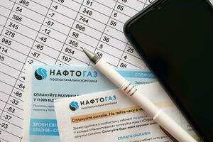 kiev, Ucraina - luglio 7, 2023 naftogaz utilità conto documento con ucraino grivna i soldi foto